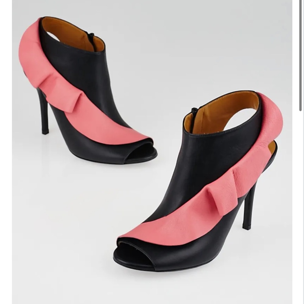 Balenciaga open toe sandals with pink ruffle w/box